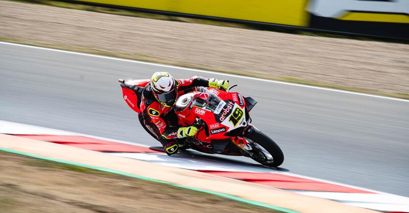 SBK 2022. GP della Repubblica Ceca, Alvaro Bautista vince una spettacolare Gara1 a Most