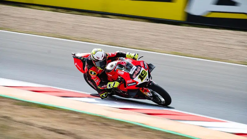 SBK 2022. GP della Repubblica Ceca, Alvaro Bautista vince una spettacolare Gara1 a Most
