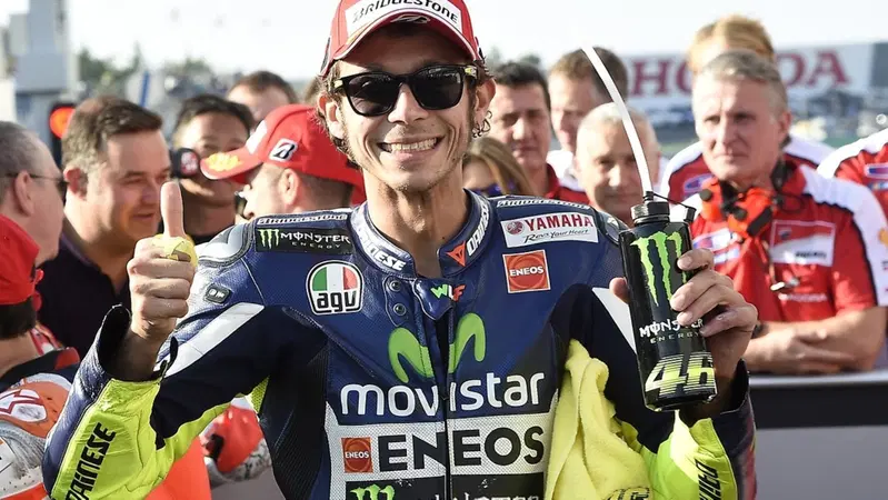MotoGP. Rossi: "Spero di far arrabbiare ancora Lorenzo"