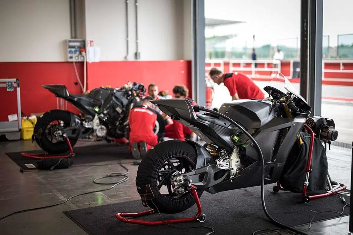 Ducati V21L MotoE: primi dati, e ultime foto, della moto da gara (2)