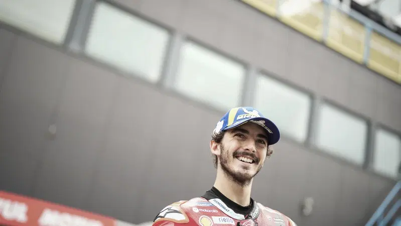 MotoGP 2022. GP del Regno Unito a Silverstone, Pecco Bagnaia non guarda in faccia a Fabio Quartararo: "Penalit&agrave; ingiusta ma bisogna approfittarne"