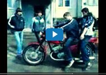 Chissà se questi due ragazzi sono ancora amici 30 anni dopo questo incidente in moto [VIDEO VIRALE]