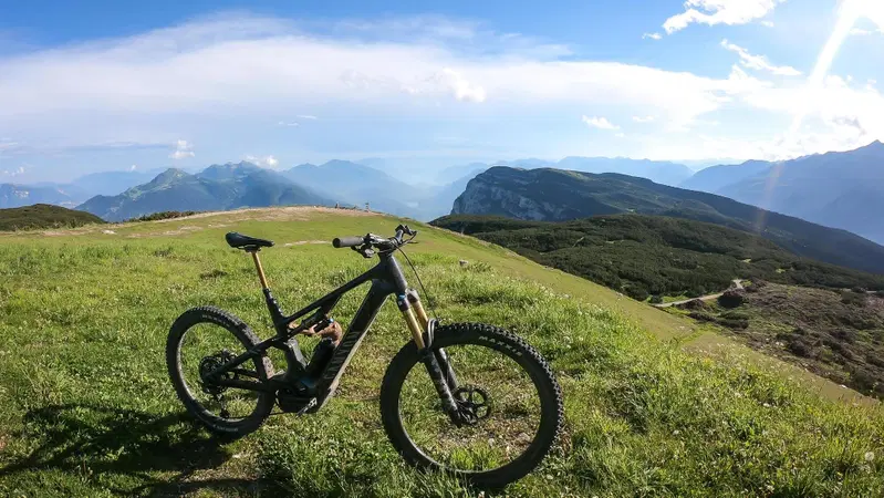 eBike. Serve davvero una batteria da 900 Wh? Il nostro test [VIDEO]