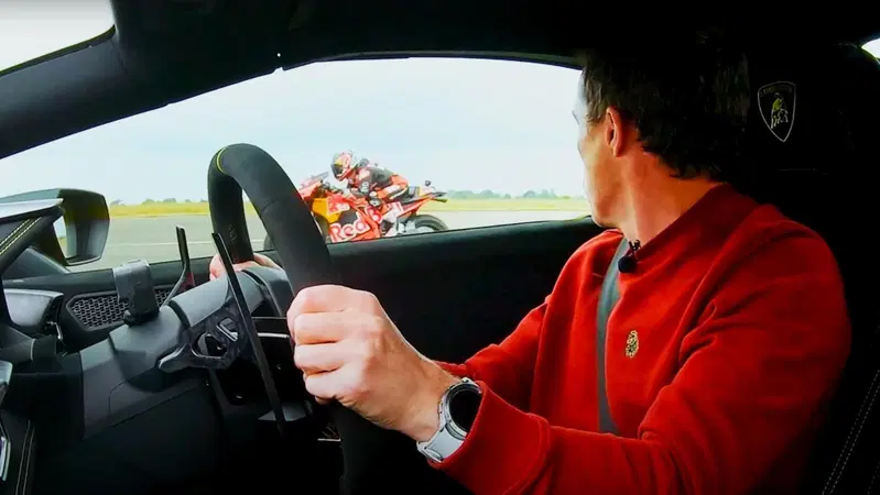 MotoGP 2022. A Dani Pedrosa questa storia delle gare con le auto sta un po' sfuggendo di mano [VIDEO]