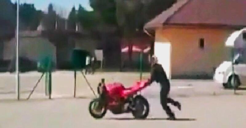 Il burnout finisce male e lui rincorre la moto tenendola per la coda, come un gatto! [VIDEO VIRALE]