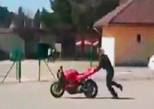 Il burnout finisce male e lui rincorre la moto tenendola per la coda, come un gatto! [VIDEO VIRALE]