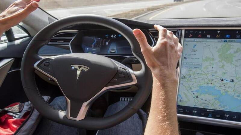 Il pilota automatico di Tesla non vede le moto?