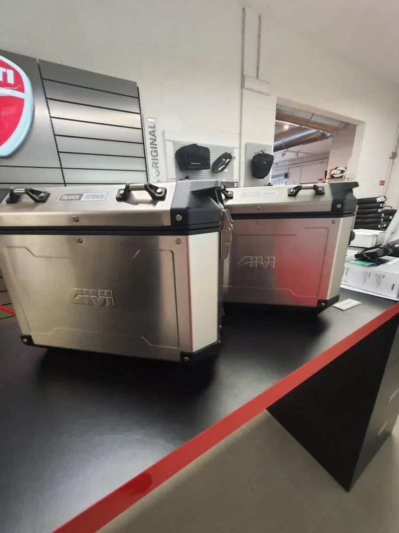 Bauletti Givi Trekker outback 37 (3)