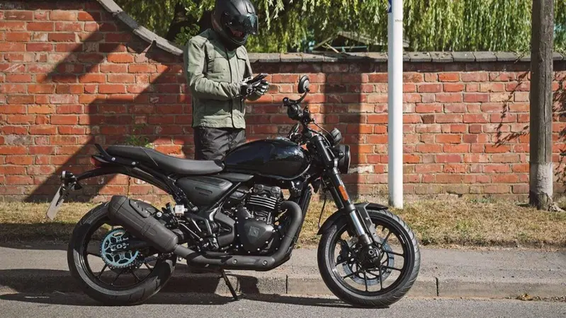 E' proprio una baby Bonneville la prima Triumph fatta con Bajaj [FOTO SPIA]