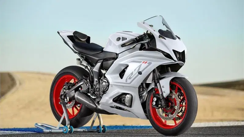Yamaha R7: negli USA c'&egrave; gi&agrave; la versione 2023