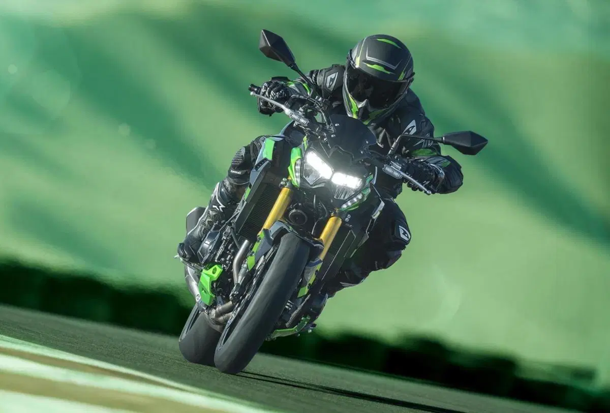 La Kawasaki Z900 2023 si fa in tre. Eccola in Italia (10)