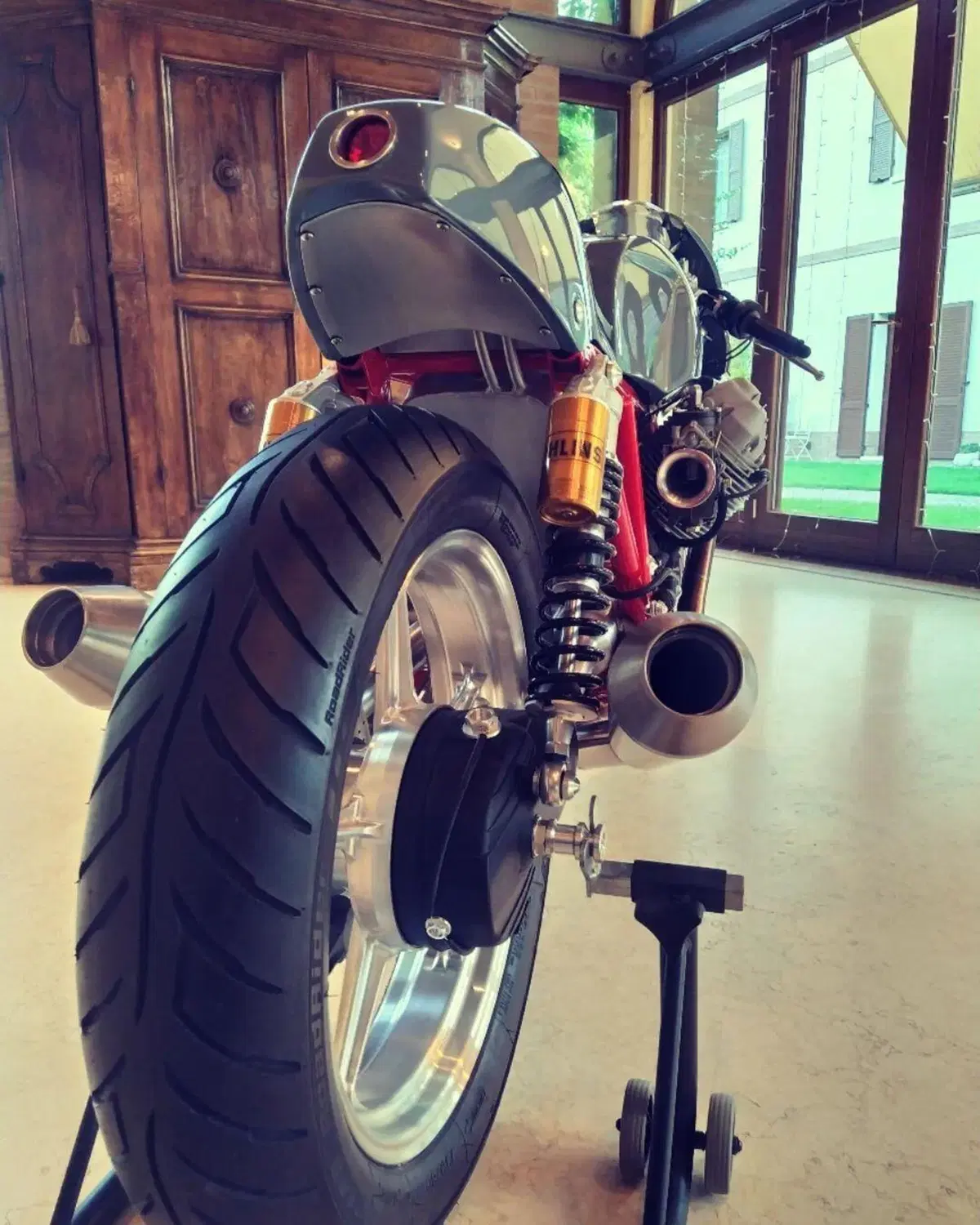 Moto Guzzi 1000 SP Enzo. La café racer che ha la passione nel nome (10)