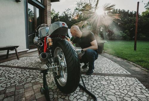 Moto Guzzi 1000 SP Enzo. La café racer che ha la passione nel nome (4)