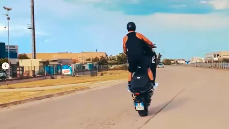 Pantaloncini e canottiera impenna sul TMax... ma &egrave; Andrea Iannone! [VIDEO VIRALE]
