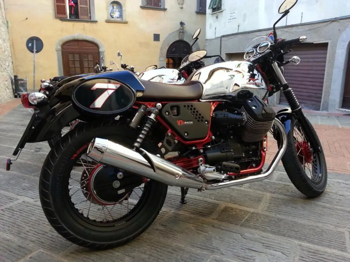Moto Guzzi V7 II. Le prime foto su strada (2)