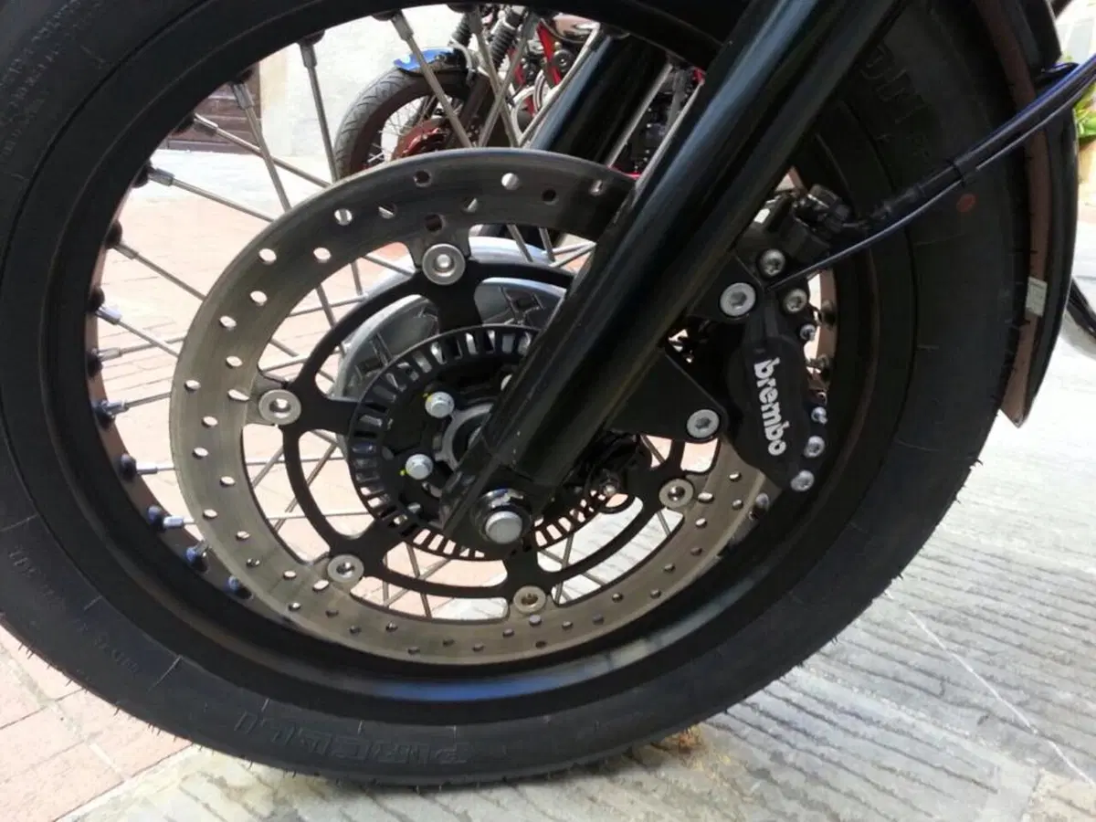 Moto Guzzi V7 II. Le prime foto su strada (4)