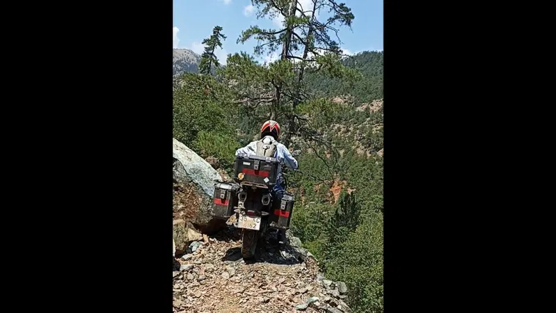 L'incubo di ogni motociclista: finire nel burrone con la propria moto! [VIDEO VIRALE]