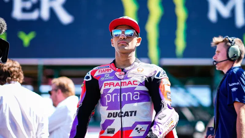 MotoGP 2022. Jorge Martin a testa alta: "Spero di vestire rosso, ho due gare per fare meglio del mio avversario"