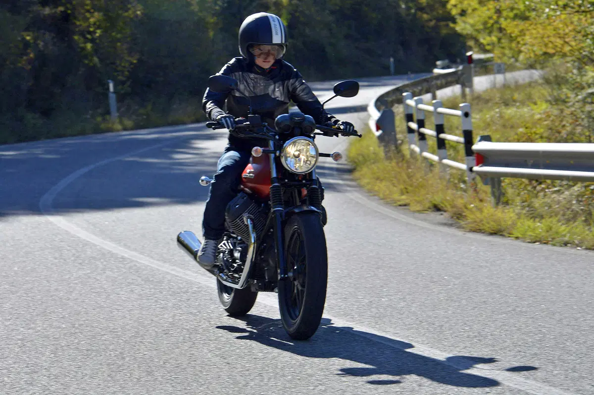 Moto Guzzi V7 II 2015 (3)