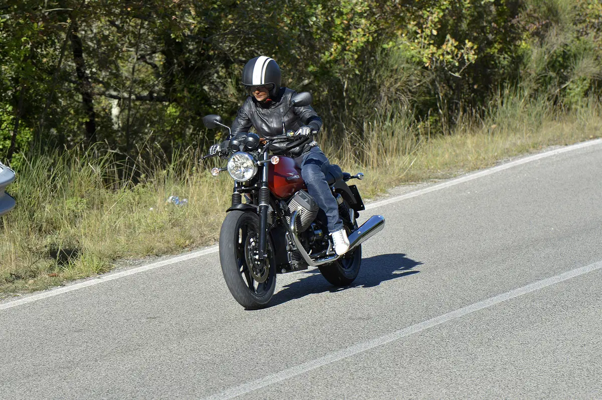 Moto Guzzi V7 II 2015 (6)