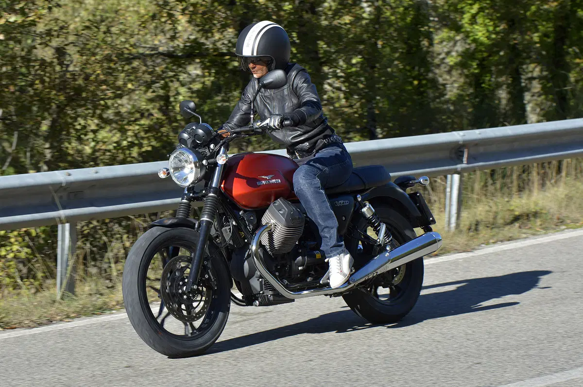 Moto Guzzi V7 II 2015 (4)