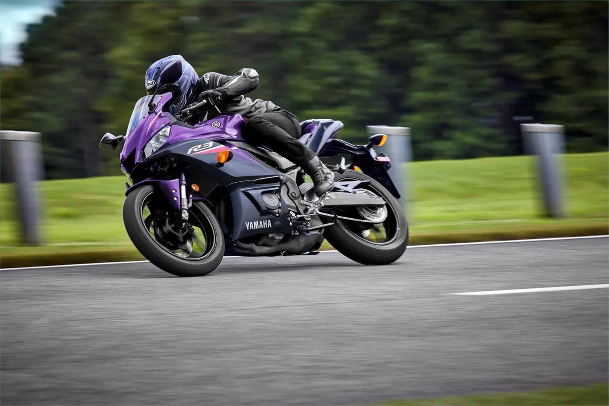 Yamaha YZF-R3: negli USA spunta la livrea Phantom Purple 