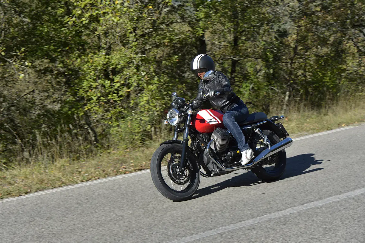 Moto Guzzi V7 II 2015 (7)