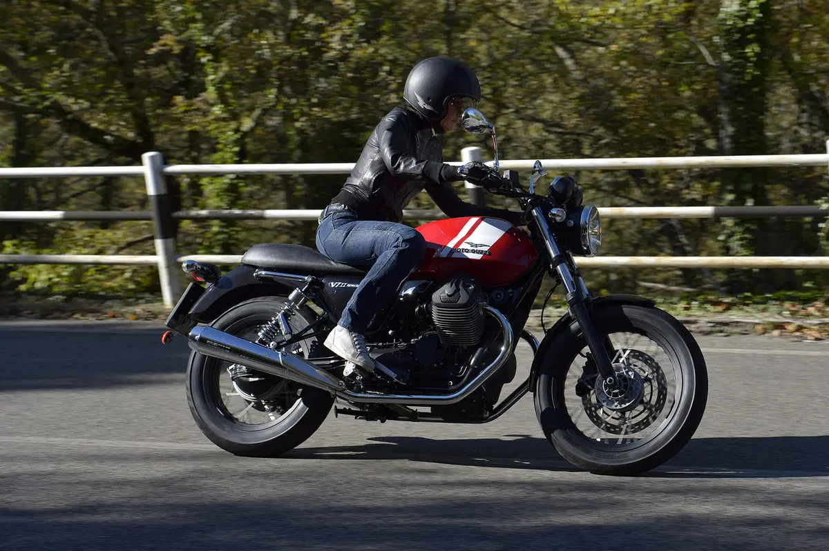 Moto Guzzi V7 II 2015 (5)