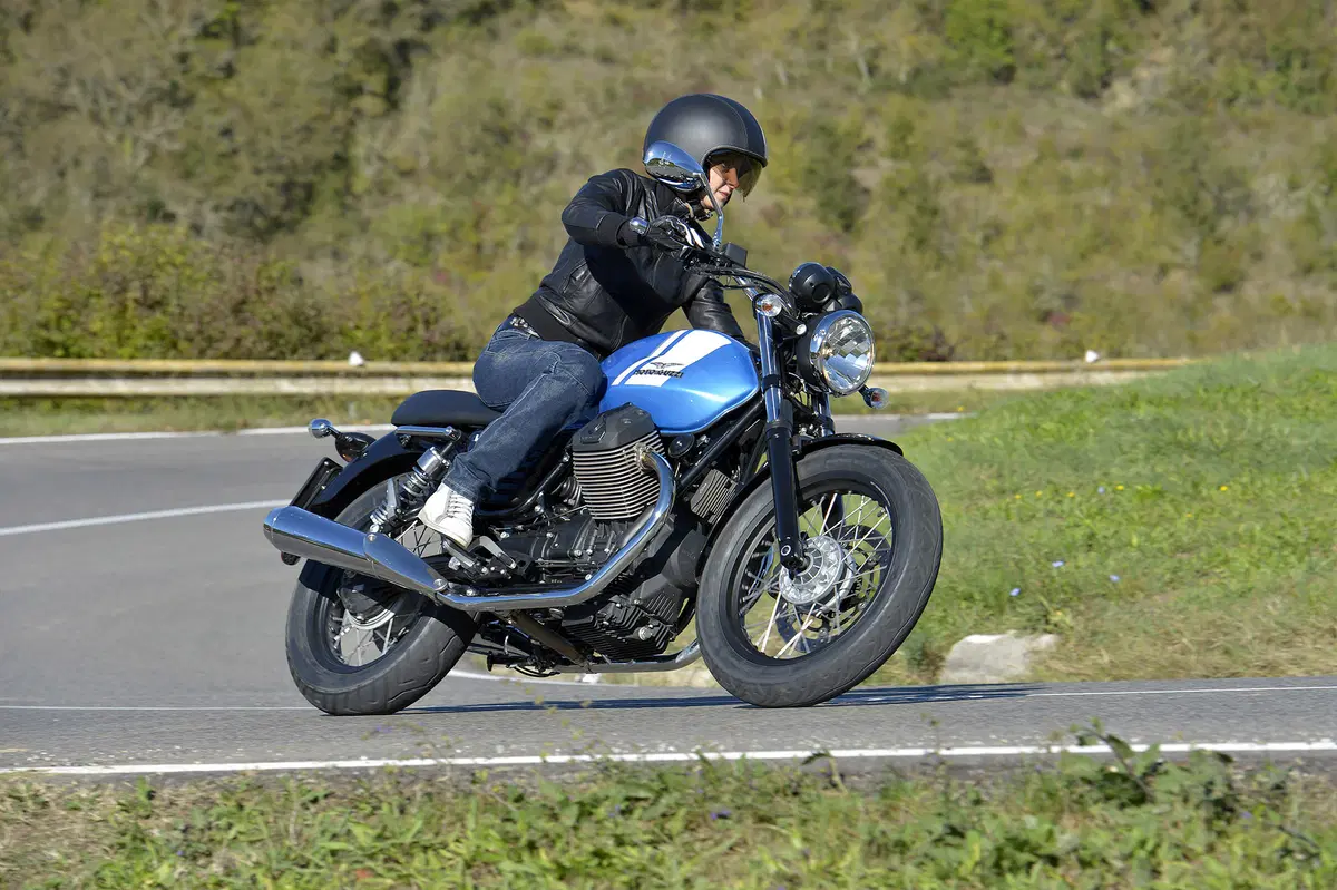 Moto Guzzi V7 II 2015 (8)