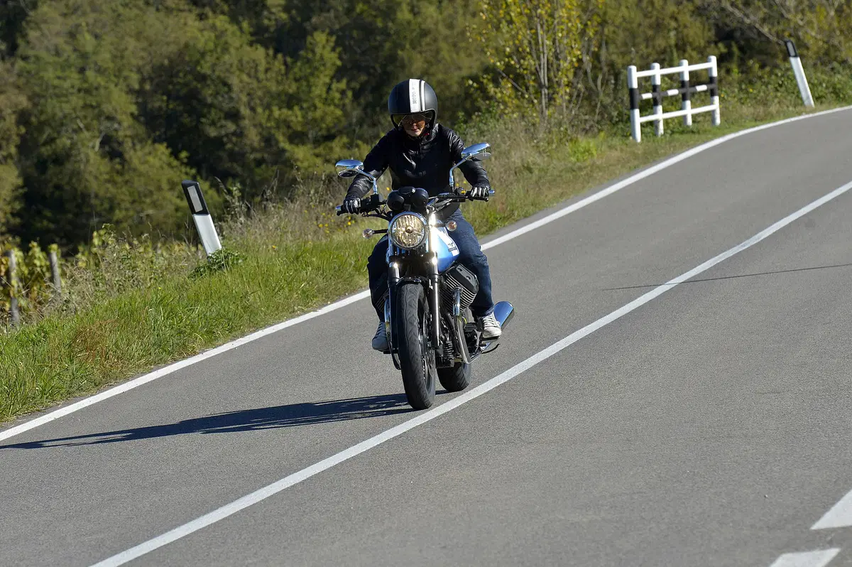 Moto Guzzi V7 II 2015 (9)