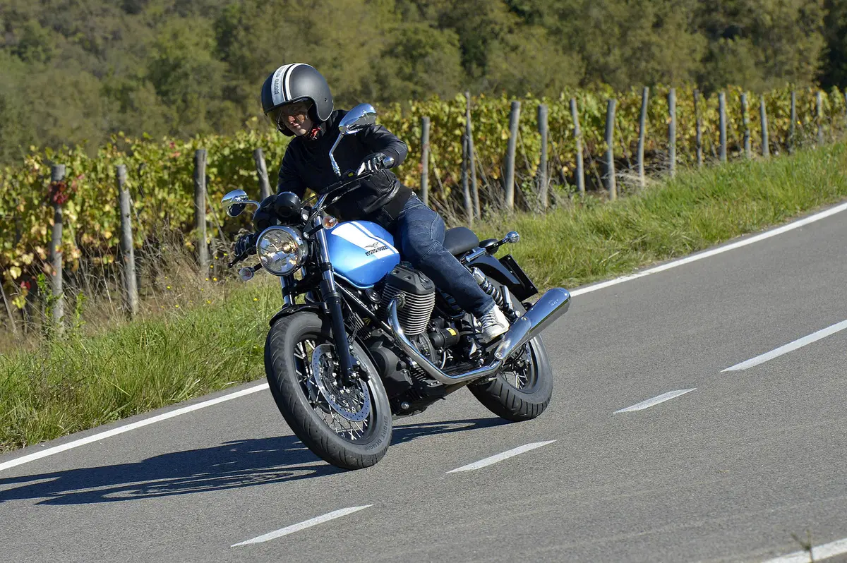Moto Guzzi V7 II 2015 (10)
