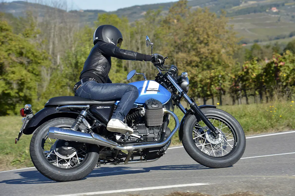 Moto Guzzi V7 II 2015 (11)