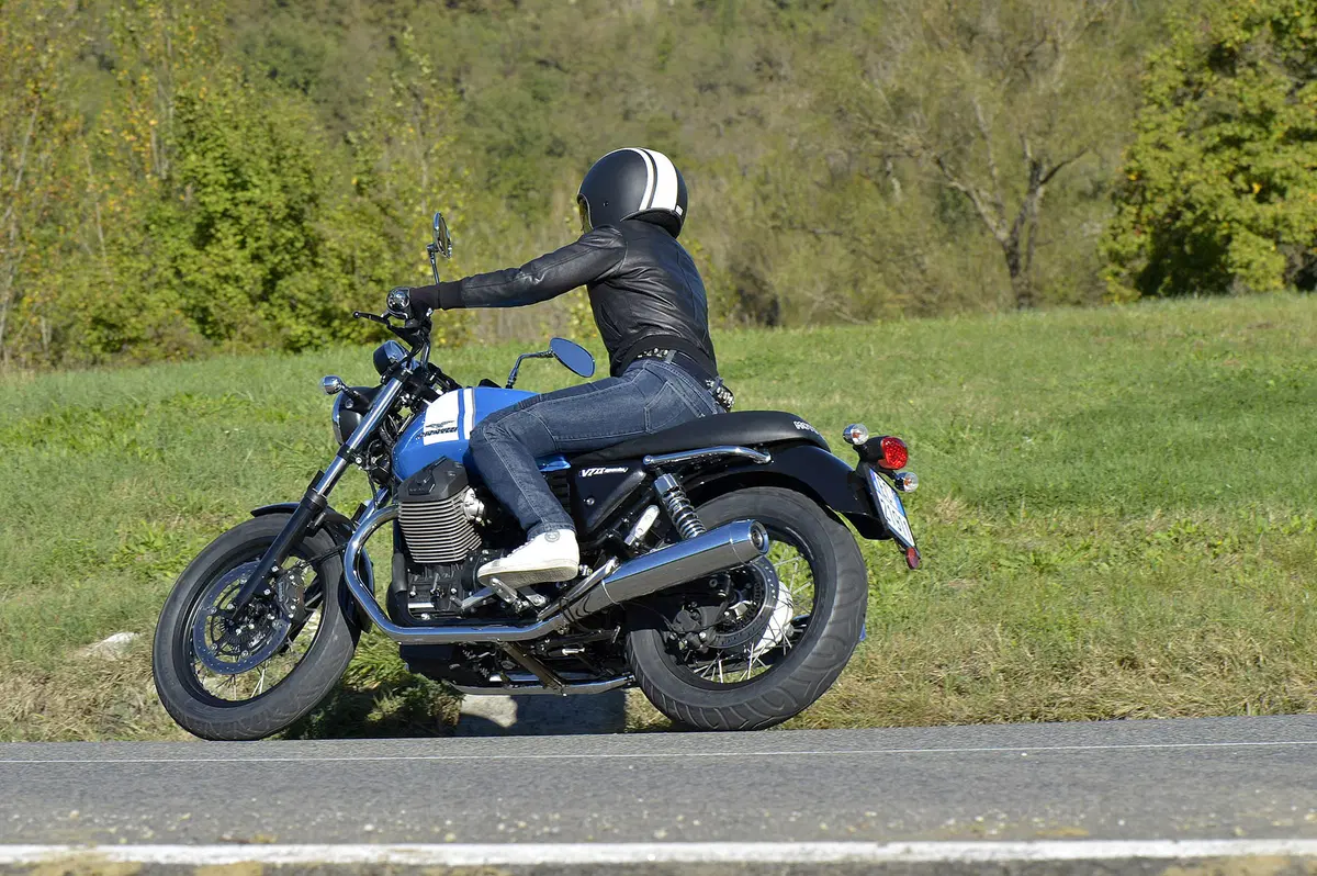 Moto Guzzi V7 II 2015 (13)