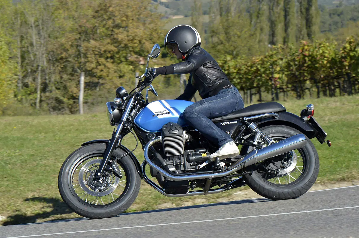 Moto Guzzi V7 II 2015 (12)