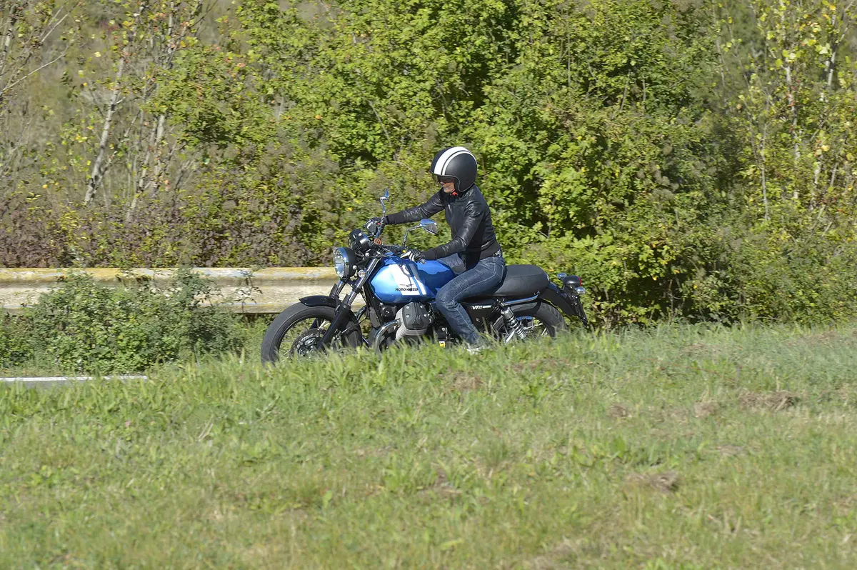 Moto Guzzi V7 II 2015 (14)