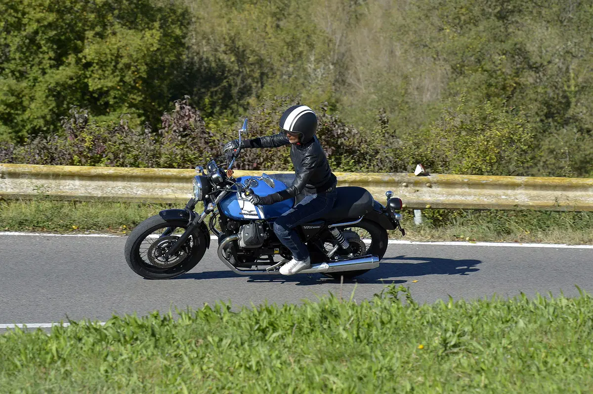 Moto Guzzi V7 II 2015 (15)