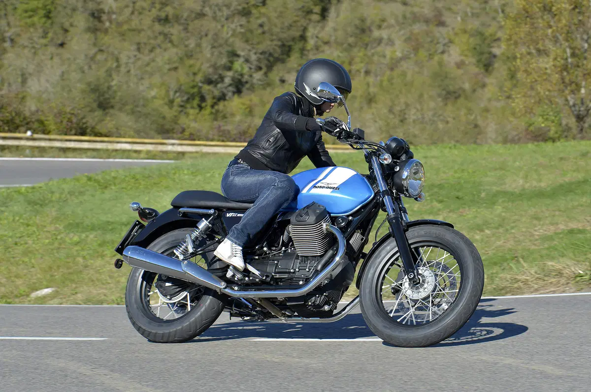 Moto Guzzi V7 II 2015 (18)
