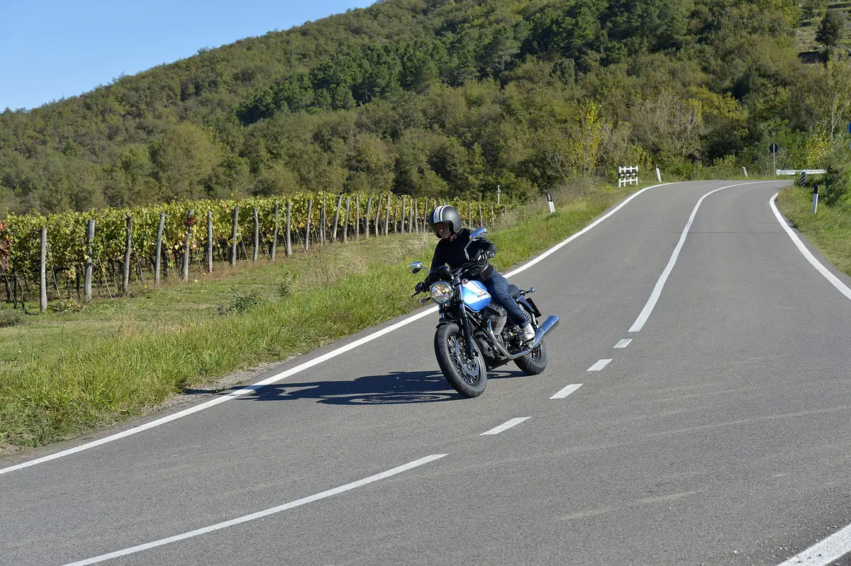 Moto Guzzi V7 II 2015 (19)