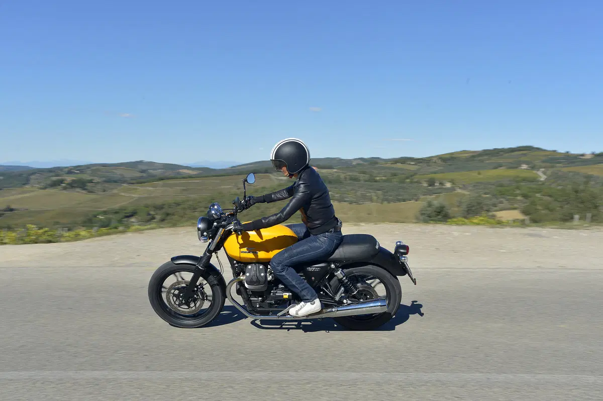 Moto Guzzi V7 II 2015 (23)