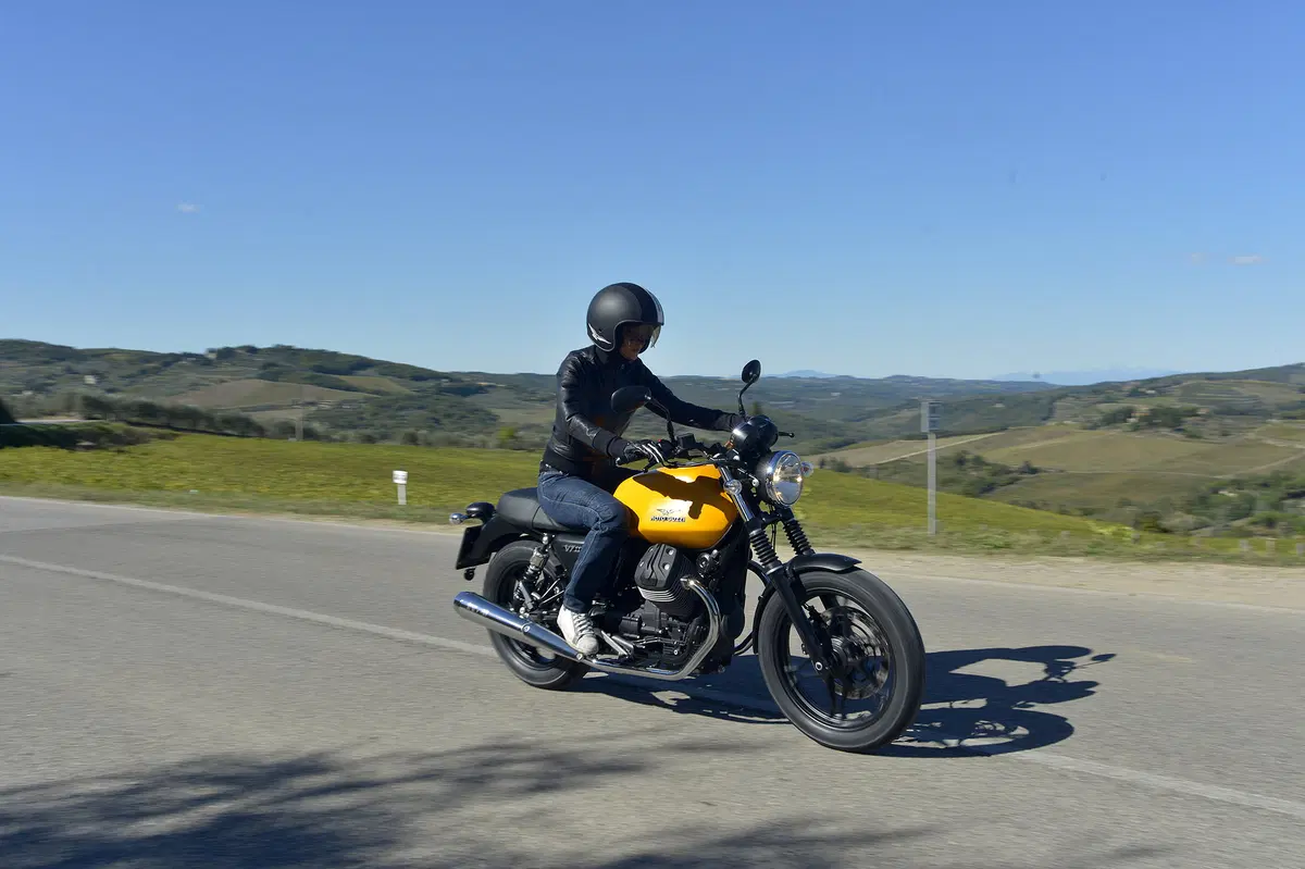 Moto Guzzi V7 II 2015 (24)