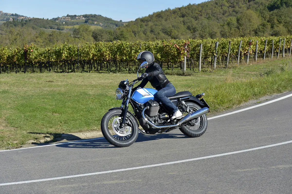 Moto Guzzi V7 II 2015 (20)