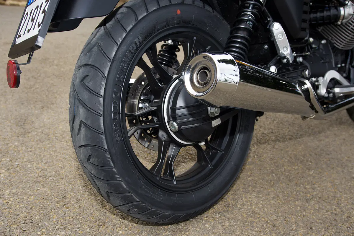 Moto Guzzi V7 II 2015 (28)