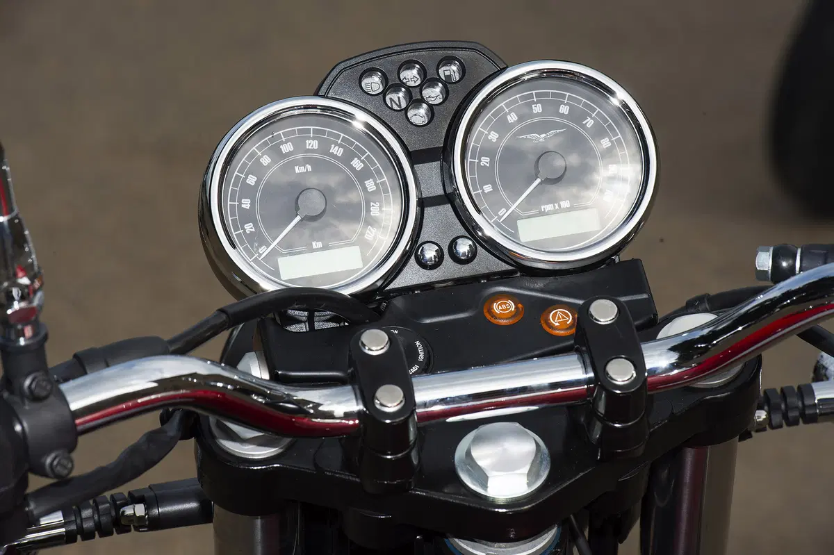Moto Guzzi V7 II 2015 (40)