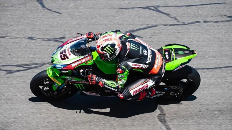 SBK 2022. Jonathan Rea ancora primo a Barcellona, brutta caduta per Toprak Razgatlioglu