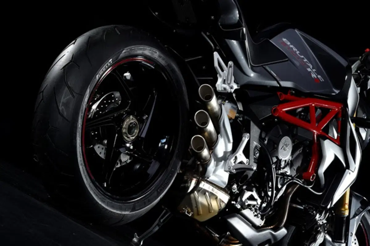 Pirelli Diablo Rosso II scelto da MV Agusta per le nuove Brutale (3)