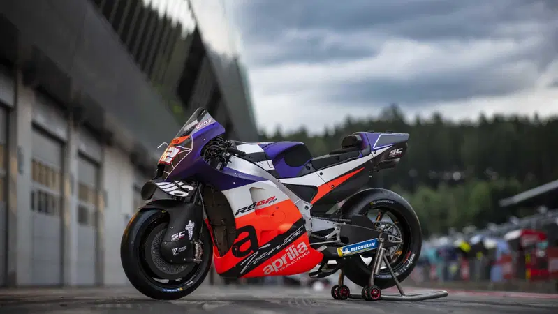 L'Aprilia in MotoGP con la livrea rievocativa. E annuncia una sorpresa