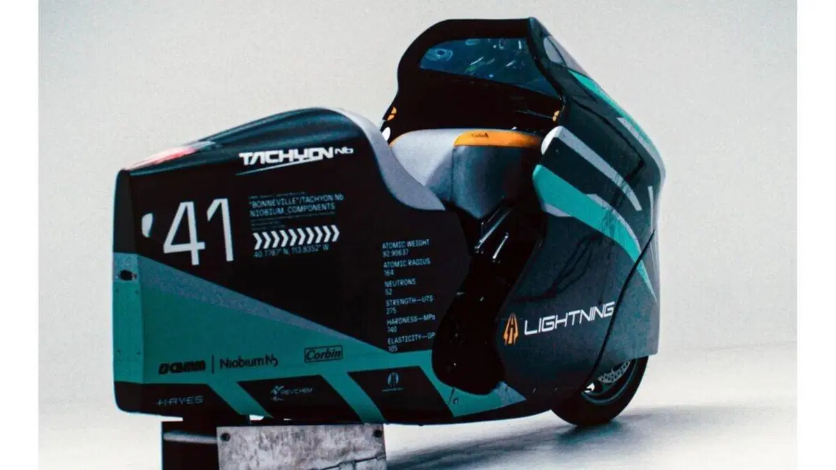 Tachyon Nb. Lightening sfida Max Biaggi a 450 km/h (2)