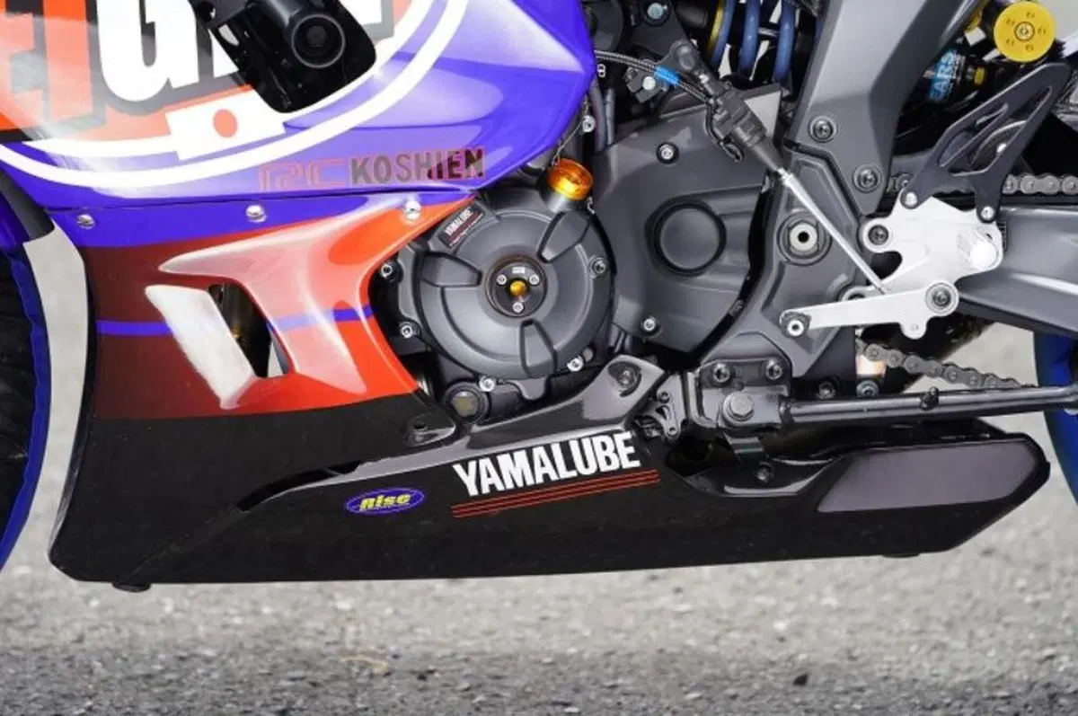 Purple race: una Yamaha R7 come non l'avete mai vista (2)