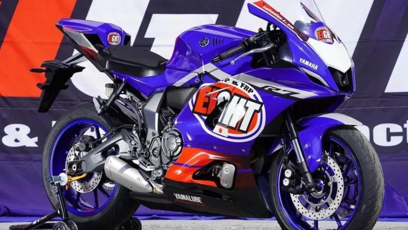 Purple race: una Yamaha R7 come non l'avete mai vista