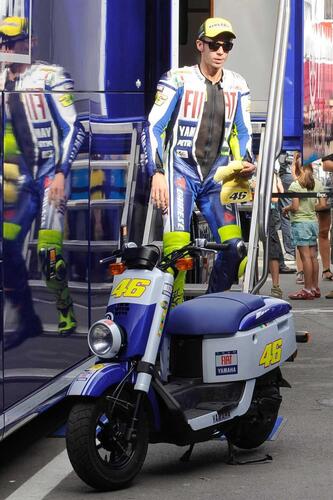 Uno scooter Yamaha, ufficiale VR46, all'asta per una buona causa (3)